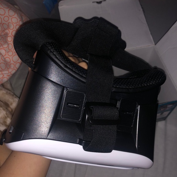 NEW VR HEADSET - Picture 5 of 8